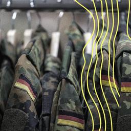 Feldjacken hängen am Stand der Bundeswehr. Die deutsche Armee wirbt auf der Computerspiele Messe Gamescom um Nachwuchs.