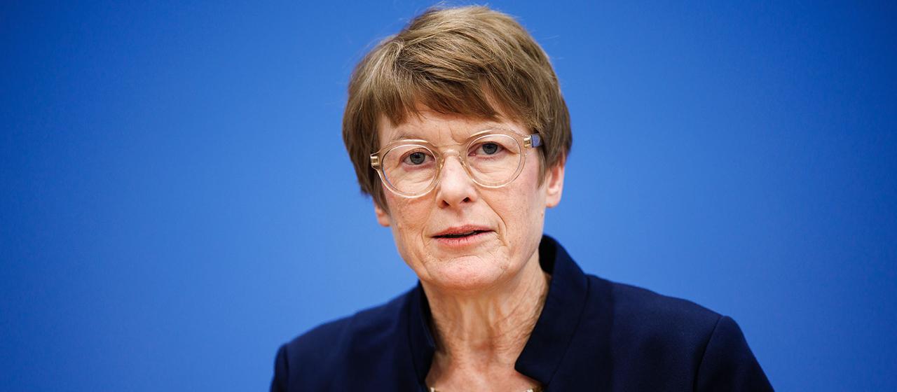 Veronika Grimm spricht während der Präsentation des Jahresberichts des Sachverständigenrats zur gesamtwirtschaftlichen Entwicklung in Berlin.