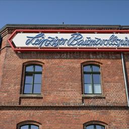 Auf einem Gebäude steht in Leuchtbuchstaben "Leipziger Baumwollspinnerei".