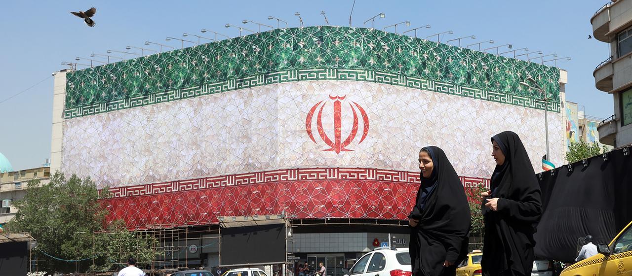 Plakatwand mit der iranischen Nationalflagge am Enqelab-Platz in Teheran.