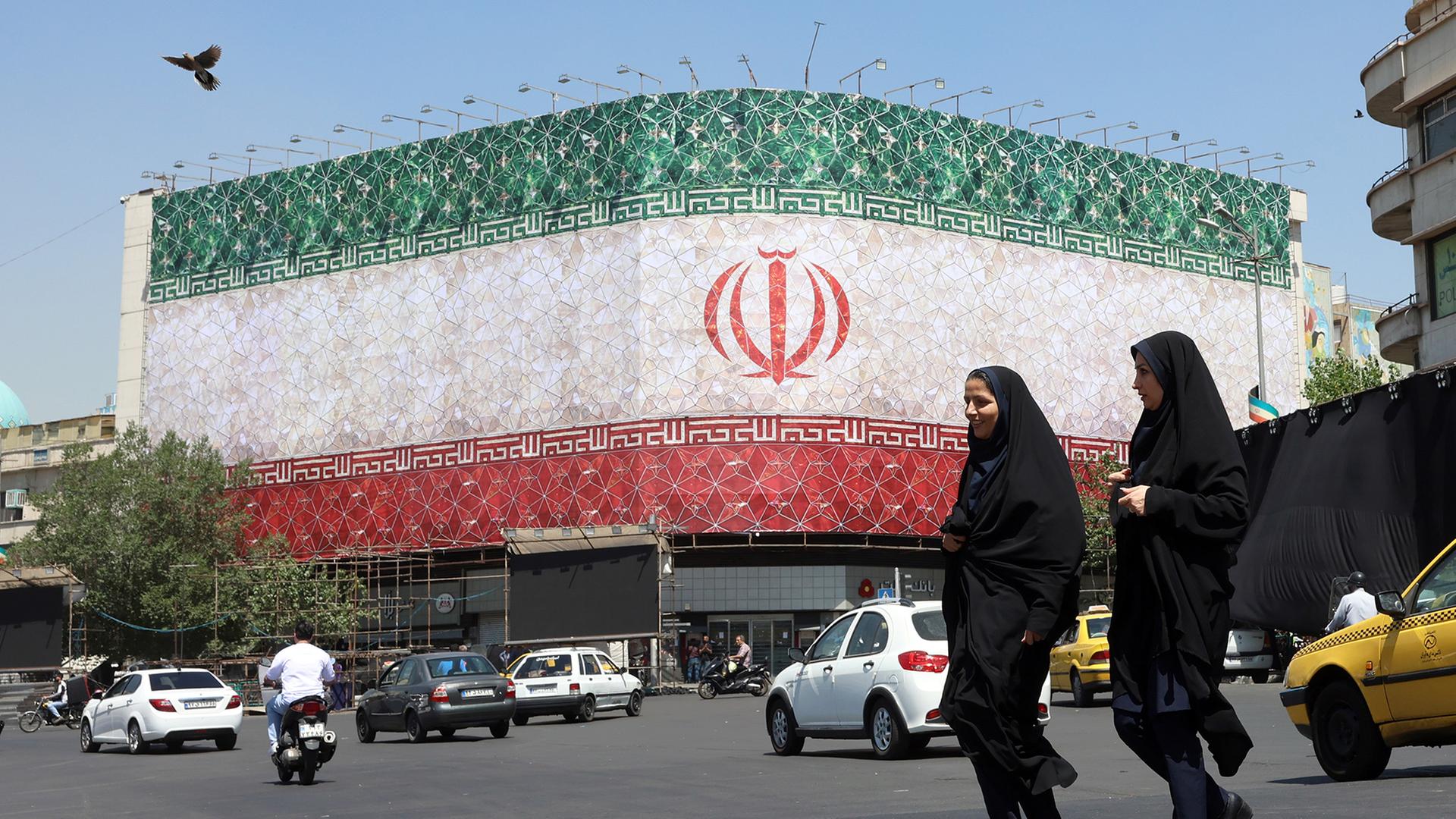 Plakatwand mit der iranischen Nationalflagge am Enqelab-Platz in Teheran. | EPA
