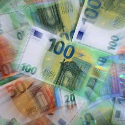 Euro-Banknoten liegen auf einem Tisch.