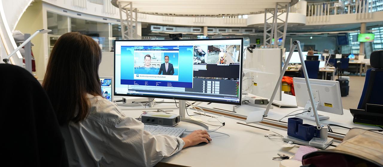 Blick in den Newsroom im neuen Nachrichtenhaus von ARD-aktuell auf dem NDR-Gelände.