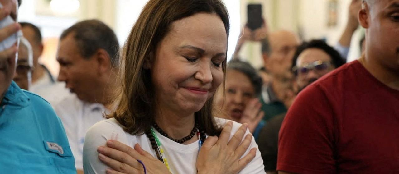 Die venezolanische Oppositionsführerin Maria Corina Machado winkt bei ihrer Ankunft in einer Kirche, nachdem sie nach fast einem Jahr im Ausland in ihr Land zurückgekehrt ist
