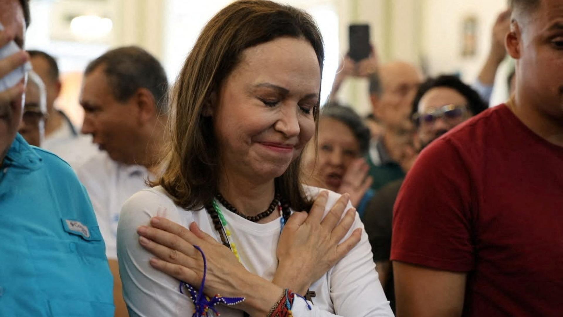 Die venezolanische Oppositionsführerin Maria Corina Machado winkt bei ihrer Ankunft in einer Kirche, nachdem sie nach fast einem Jahr im Ausland in ihr Land zurückgekehrt ist | via REUTERS