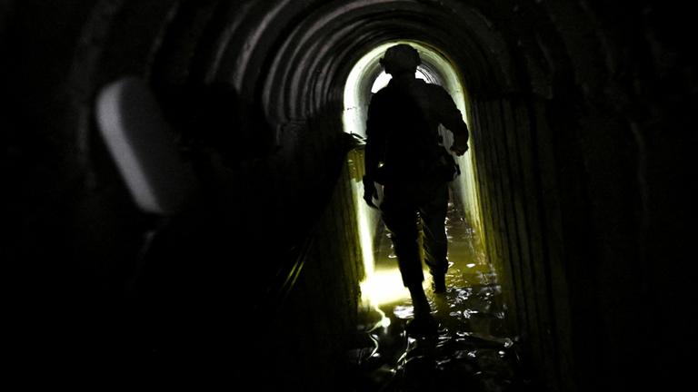 Israelischer Soldat in einem Tunnel