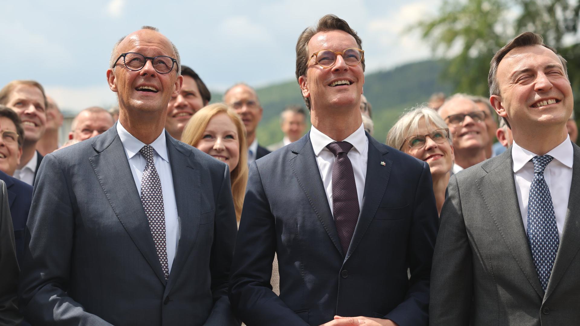 Friedrich Merz und Hendrik Wüst in Meschede auf einer Klausur der CDU. Sie stehen nebeneinander. | dpa/Oliver Berg