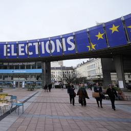 Banner kündigen die Europawahl auf dem Gelände des EU-Parlaments an.