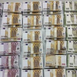 Tausende Euro Falschgeld liegen auf einem Tisch.