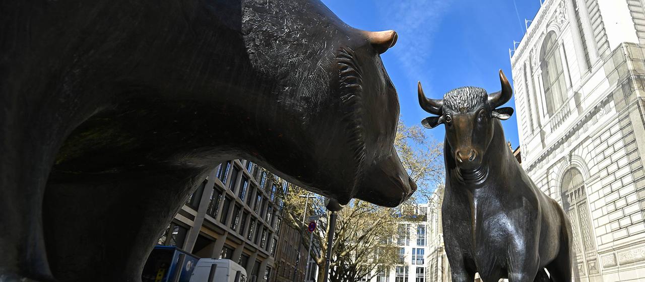 Die Statue "Der Bulle und der Bär" vor der Frankfurter Börse.