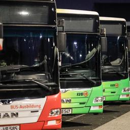 Busse der Kölner Verkehrsbetriebe KVB stehen im Depot.