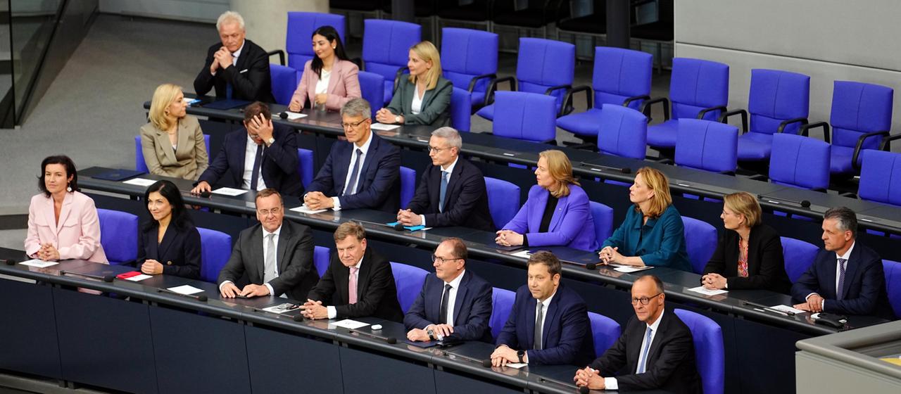 Das neu ernannte Kabinett um Bundeskanzler Friedrich Merz (vorne rechts) sitzt im Rahmen der Vereidigung der Bundesminister auf der Regierungsbank.