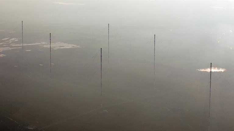 Luftbild der Marinefunksendestelle und des Längstwellensenders der Deutschen Marine in Rhauderfehn (Landkreis Leer). 