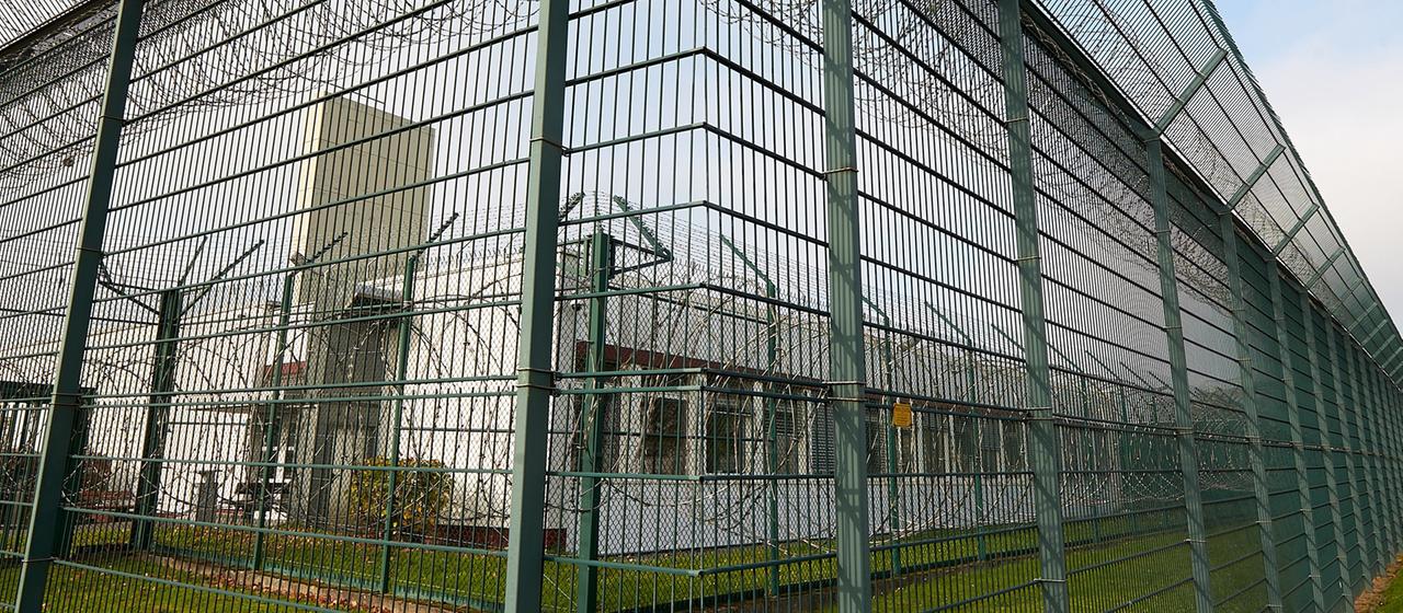 Zaun um eine forensische Klinik