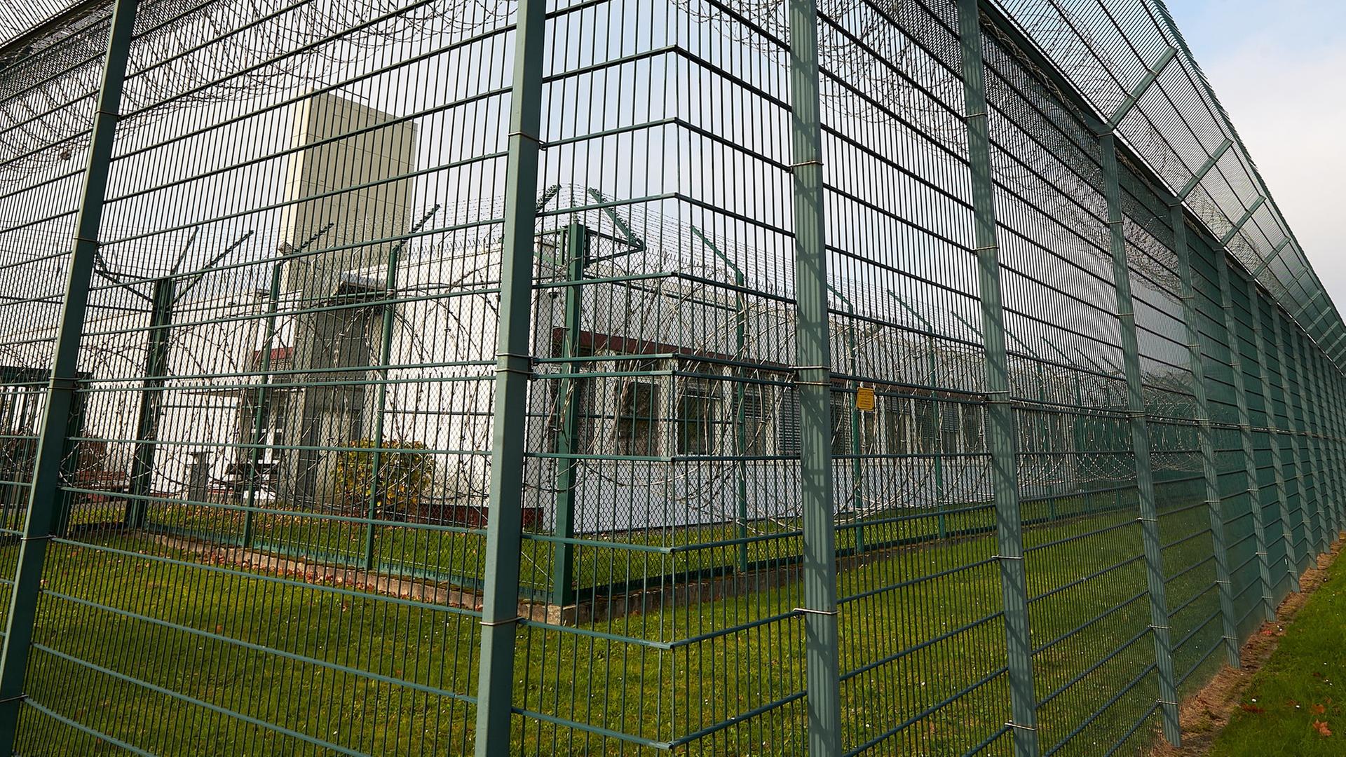 Zaun um eine forensische Klinik | dpa