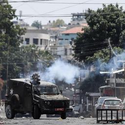 Ein israelisches Militärfahrzeug feuert in Dschenin Tränengas ab. 