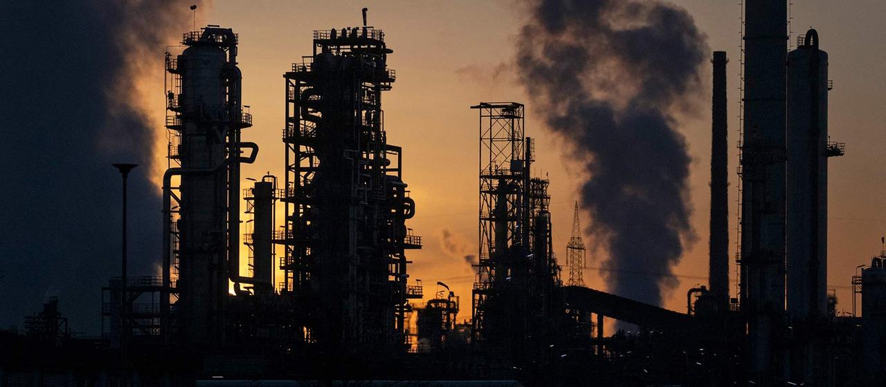 Industrieanlagen der Mineralölraffinerie Oberrhein im Gegenlicht.