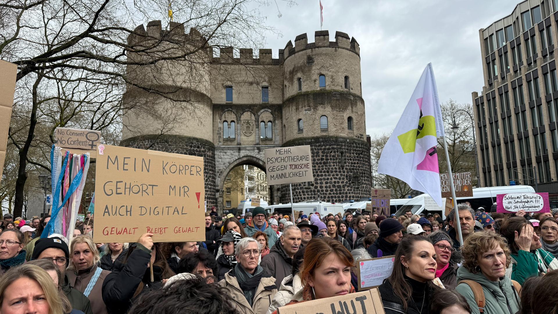 Mehrere Personen demonstrieren gegen sexualisierte Gewalt in Köln.  | WDR/ Andreas Palik