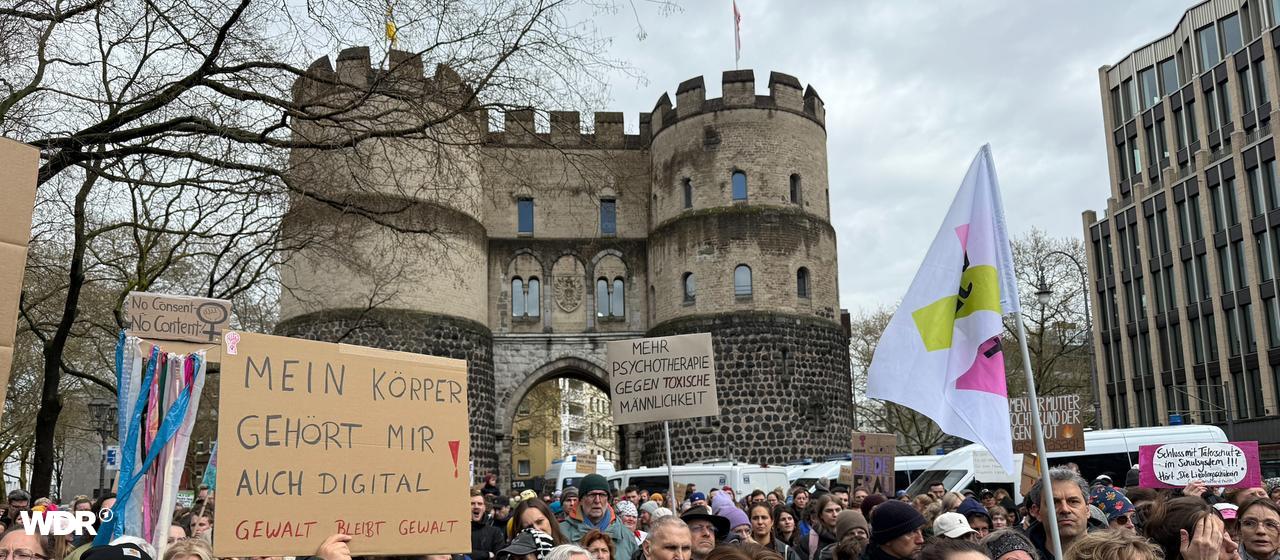 Mehrere Personen demonstrieren gegen sexualisierte Gewalt in Köln. 