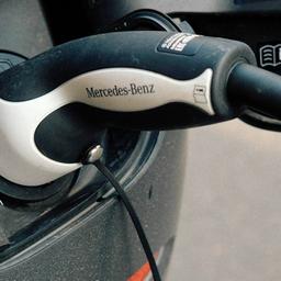 Ein am Fahrzeug angeschlossenes Mercedes-Benz Ladekabel.