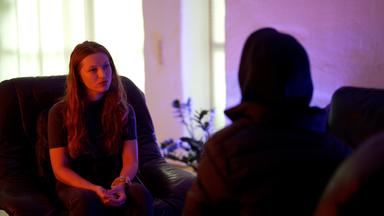 Rabea Westarp in einer Interviewsituation mit einer anonymisierten Person