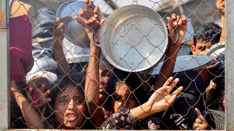 Palästinensische Kinder warten auf eine Mahlzeit in einer Wohltätigkeitsküche im Mawasi-Gebiet von Chan Junis im südlichen Gazastreifen.