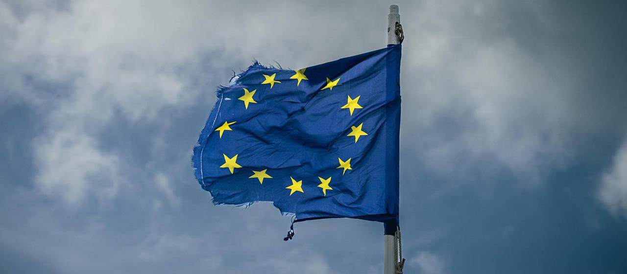 Beschädigte EU-Flagge. | Bildallianz / Zoonar Beschädigte EU-Flagge.