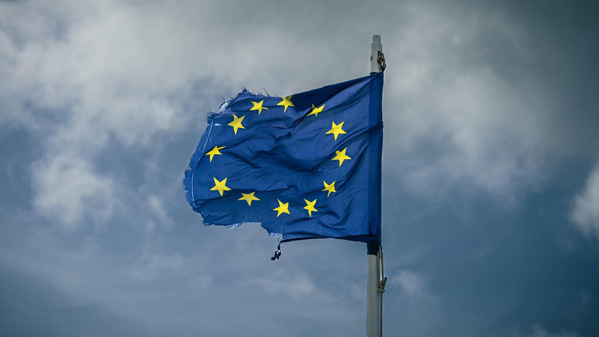 Beschädigte EU Fahne. | picture alliance / Zoonar