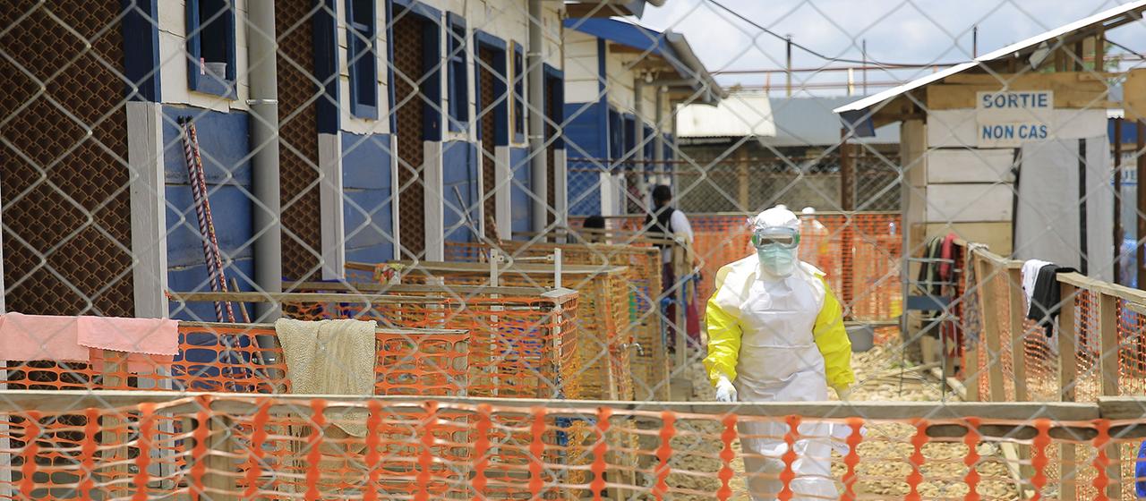 Eine Mitarbeiterin Schutzkleidung geht durch ein Behandlungszentrum für Ebolapatienten im Kongo.