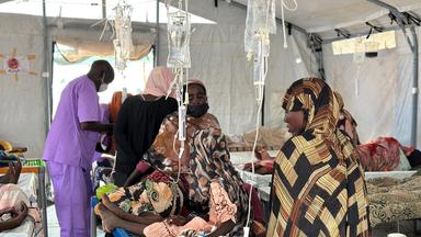 Cholera-Infizierte werden im Cholera-Isolationszentrum in der Stadt Tawila in Darfur (Sudan) behandelt. 