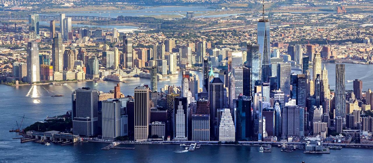 Blick aus einem Flugzeug über East River auf den Financial District, New York.