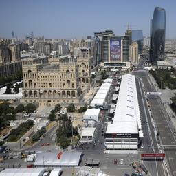 Blick von oben auf eine der Hauptstraßen von Aserbaidschans Hauptstadt Baku nahe der Strandpromenade am Kaspischen Meer