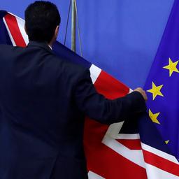 Ein Mitarbeiter in Brüssel arrangiert die EU- und die GB-Flaggen