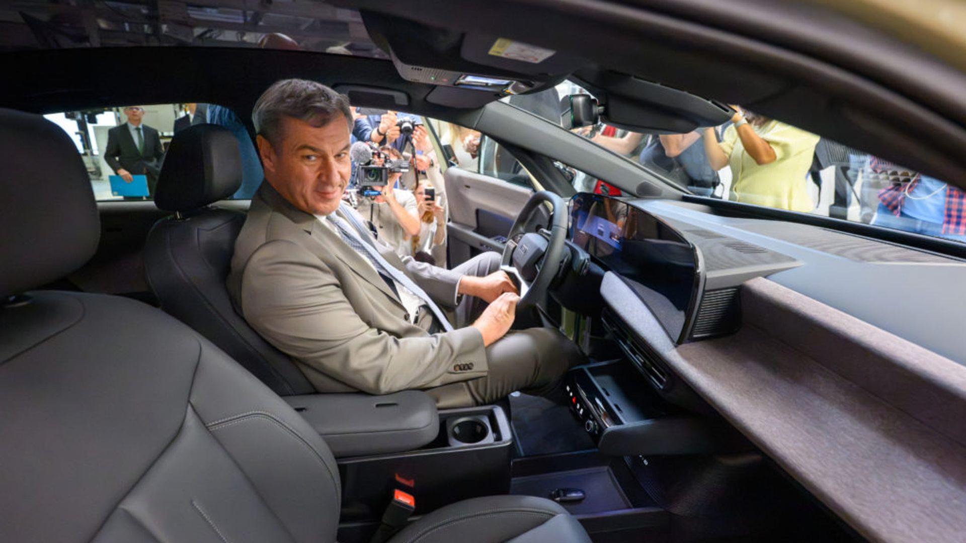 (Symbolbild) Ministerpräsident Markus Söder (CSU) in einem Pkw | Bayerische Staatskanzlei