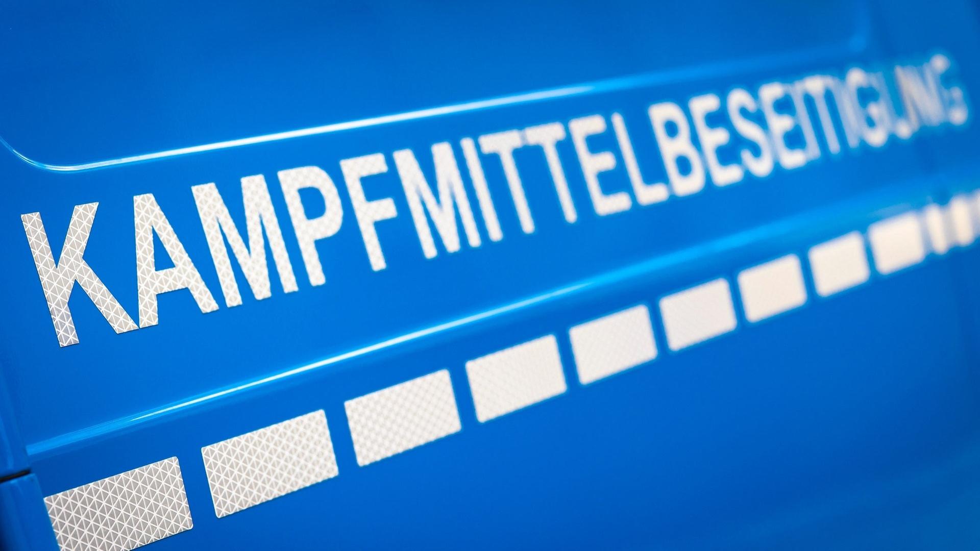 Auf einem blauen Fahzeug steht die Aufschrift 