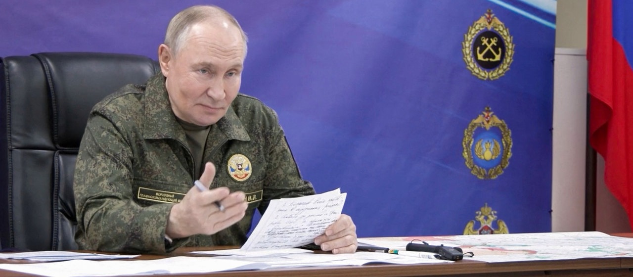 Wladimir Putin spricht während seines Besuchs im Kommandozentrum der Armee an einem unbekannten Ort.