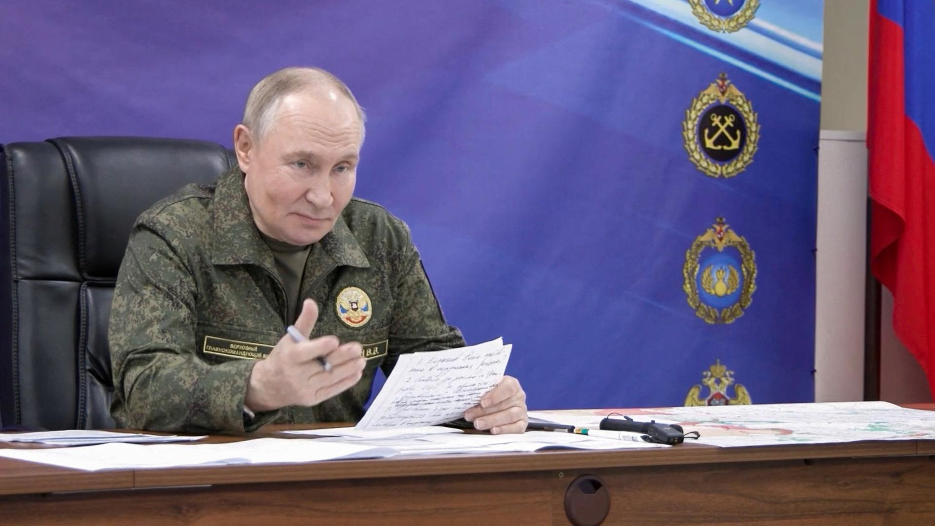 Wladimir Putin spricht während seines Besuchs im Kommandozentrum der Armee an einem unbekannten Ort. | via REUTERS