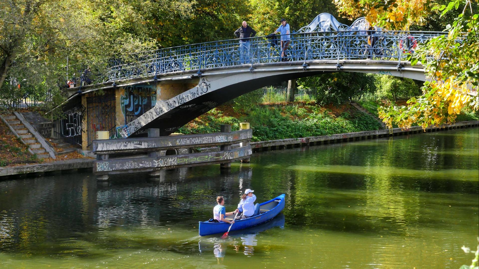 Paddeln auf dem Neuköllner Schifffahrtskanal im frühen Herbst. Quelle:  IMAGO / Sabine Gudath | IMAGO / Sabine Gudath