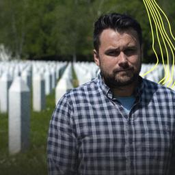 Protagonist Bekir vor Gräbern in Srebrenica.