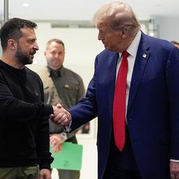 Wolodymyr Selenskyj und Donald Trump geben sich die Hand. (Archivbild: 27.09.2024)