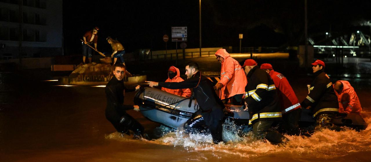 Feuerwehrleute ziehen ein Schlauchboot