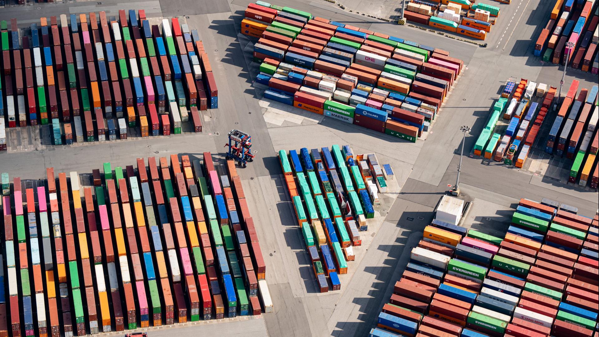 Zahlreiche Container im Hamburger Hafen aus der Luft gesehen | Daniel Reinhardt/dpa