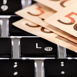 50 Euro Scheine liegen auf einer Tastatur.