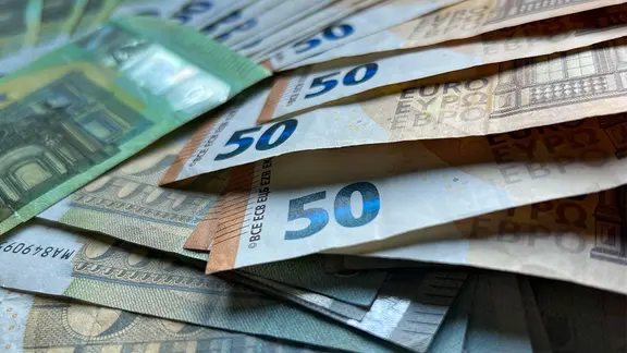 50-Euro- und 100-Euro-Geldscheine