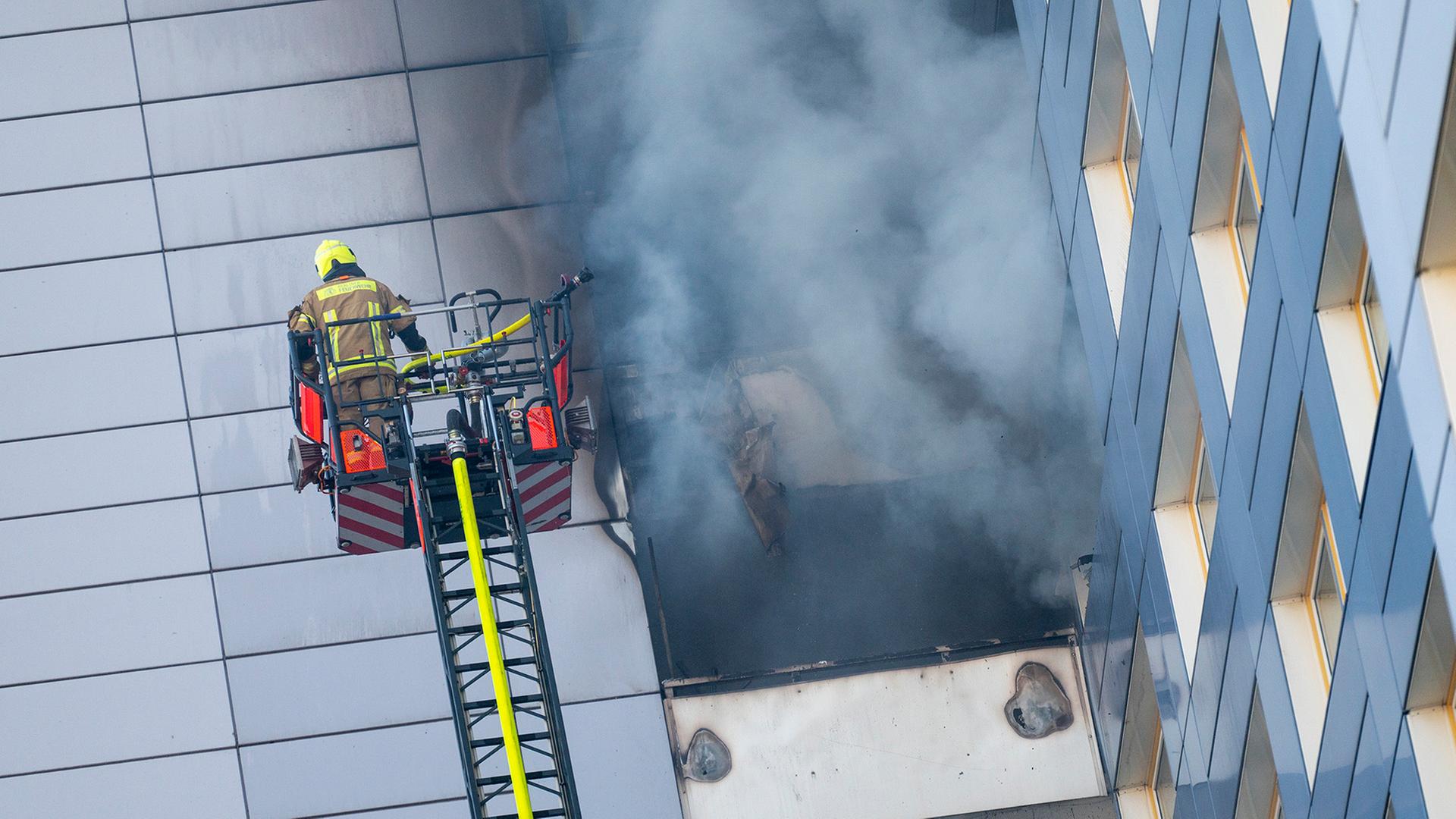 Brand in Berliner Hochhaus - Evakuierung über Drehleitern