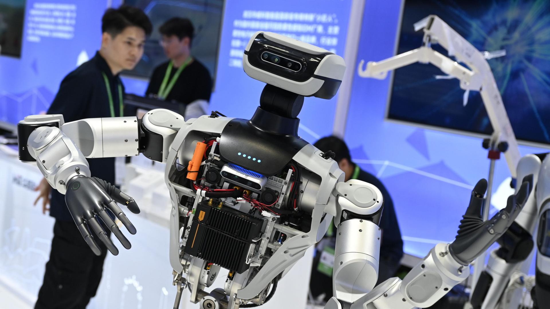 Ein humanoider Roboter tanzt auf einem Messestand | Johannes Neudecker/dpa