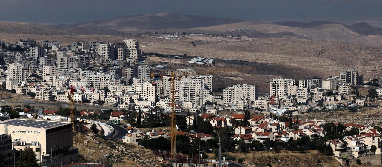 Die israelische Siedlung Pisgat Zeev im nördlichen Teil Ost-Jerusalems und die israelische Trennmauer, die die palästinensische Stadt Hzma (im Hintergrund) abtrennt, sind im besetzten Westjordanland zu sehen.