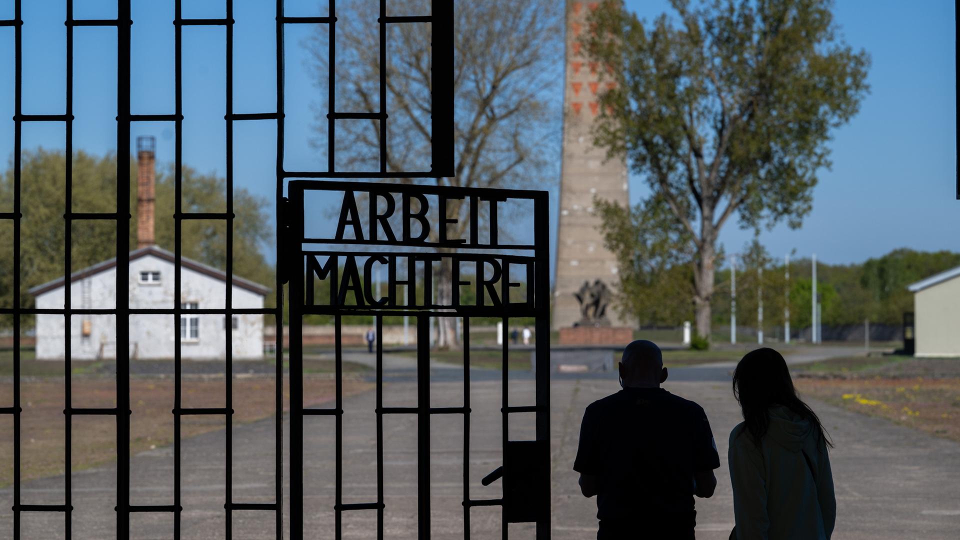 Das Tor am Eingang zum Häftlingslager in der Gedenkstätte Sachsenhausen | Soeren Stache/dpa