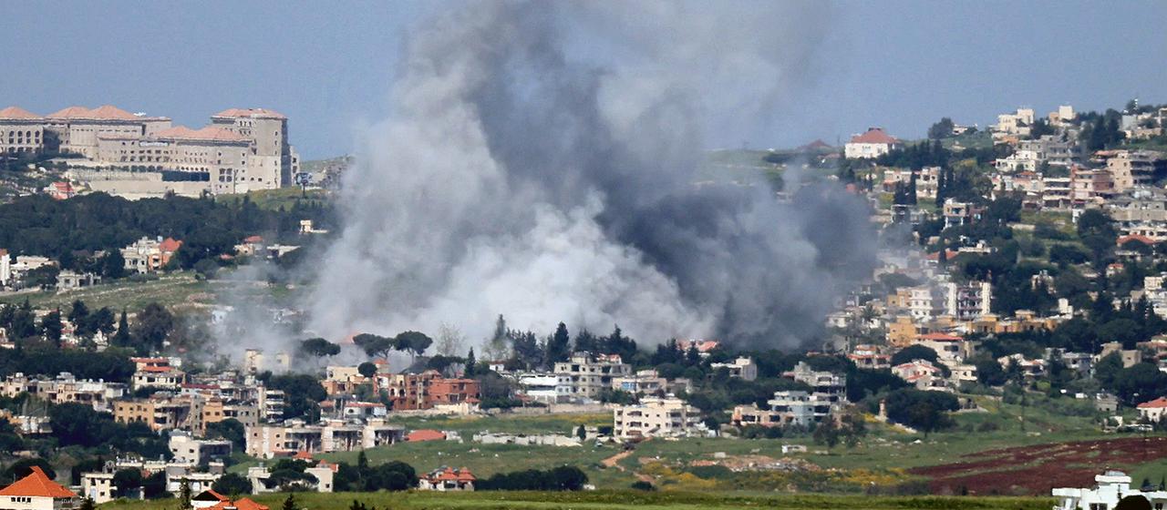 Rauch steigt von der Stelle eines israelischen Luftangriffs auf das südlibanesische Dorf Mayfadoun im Bezirk Nabatieh auf.