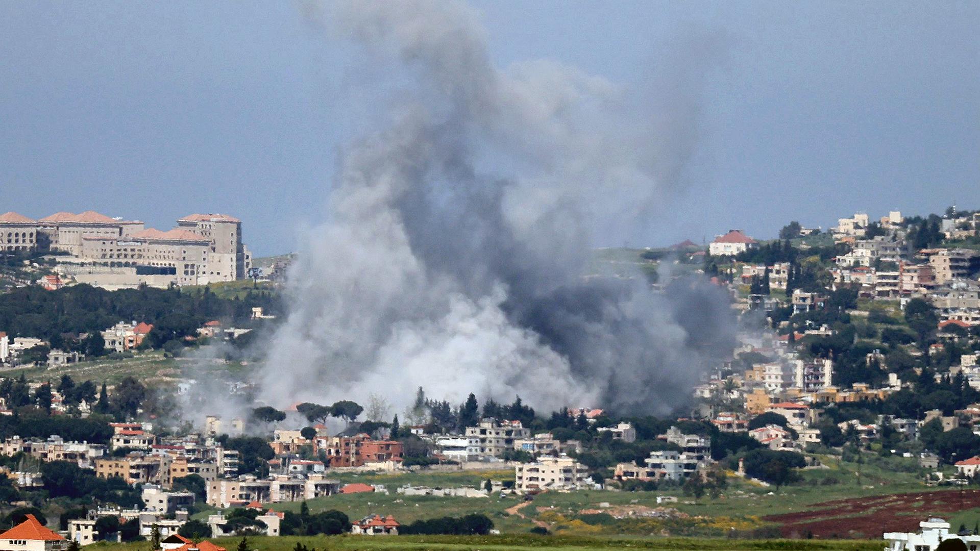 Rauch steigt von der Stelle eines israelischen Luftangriffs auf das südlibanesische Dorf Mayfadoun im Bezirk Nabatieh auf. | AFP